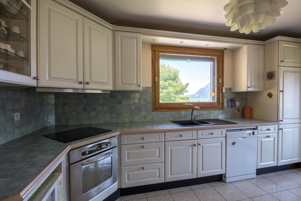 SEVRIER, maison vue panoramique sur le lac , 8 personnes House in Sévrier