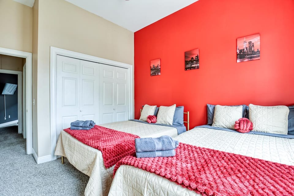 Bed, Photo of the whole room, Bedroom, towels