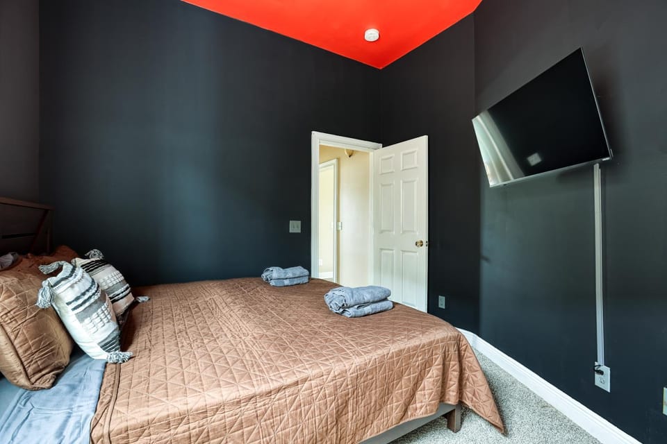 Bed, TV and multimedia, Photo of the whole room, Bedroom