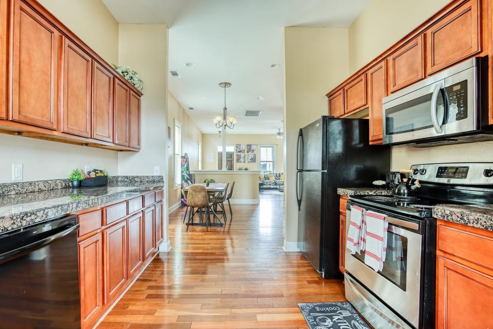 Kitchen or kitchenette, Dining area, dishwasher, minibar, oven, stove, toaster