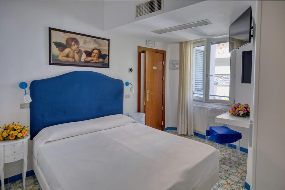 Bed, TV and multimedia, Photo of the whole room, Bedroom, air conditioner