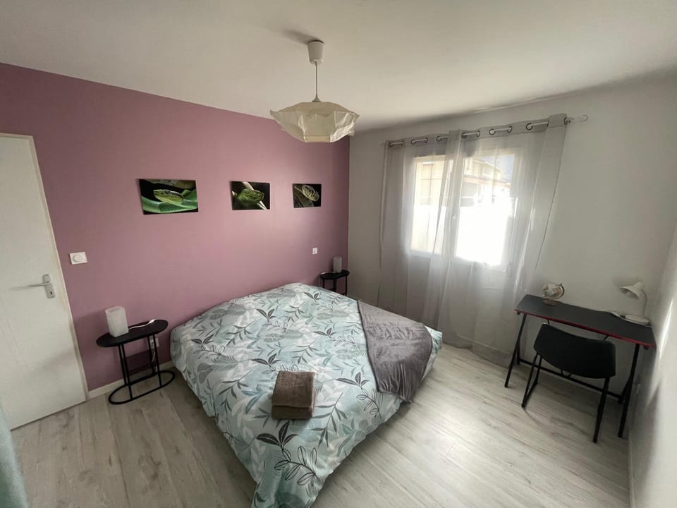 Bed, Photo of the whole room, Bedroom