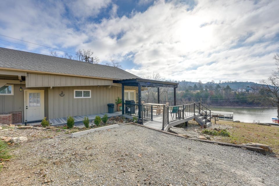 Cozy Table Rock Lake 'Boathouse' w/ Pool Access House in Table Rock Lake