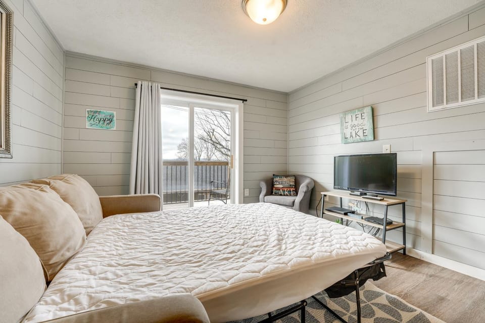 Lake & Trail Access: Cape Fair Cottage w/ Deck House in Table Rock Lake