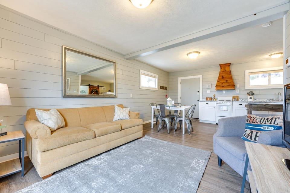 Walk to Lake & Trails: Cape Fair Retreat w/ Grill! Apartment in Table Rock Lake