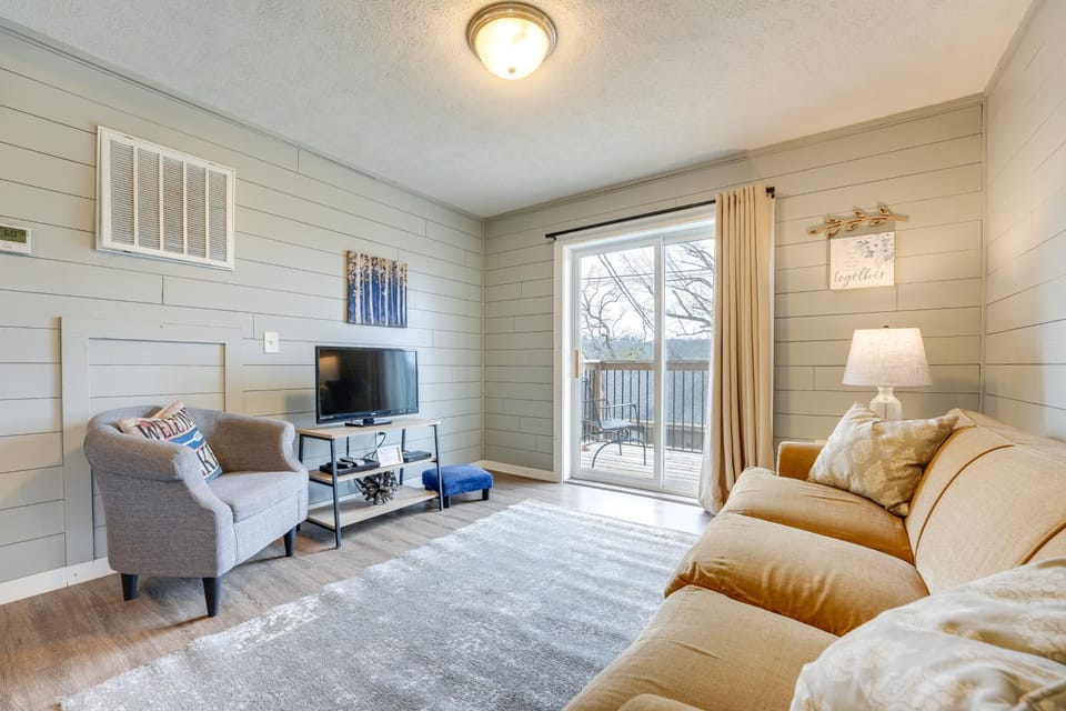 Walk to Lake & Trails: Cape Fair Retreat w/ Grill! Apartment in Table Rock Lake