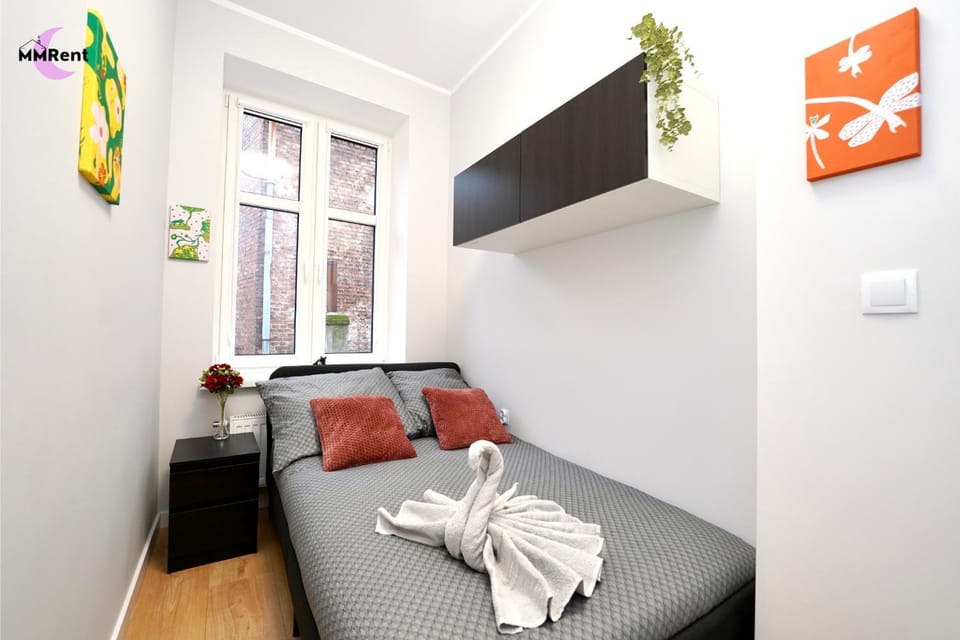 Bed, Photo of the whole room, towels