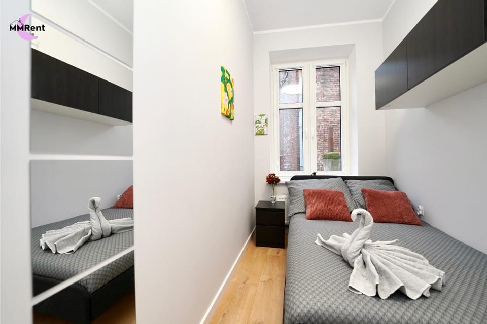 Bed, Photo of the whole room, towels