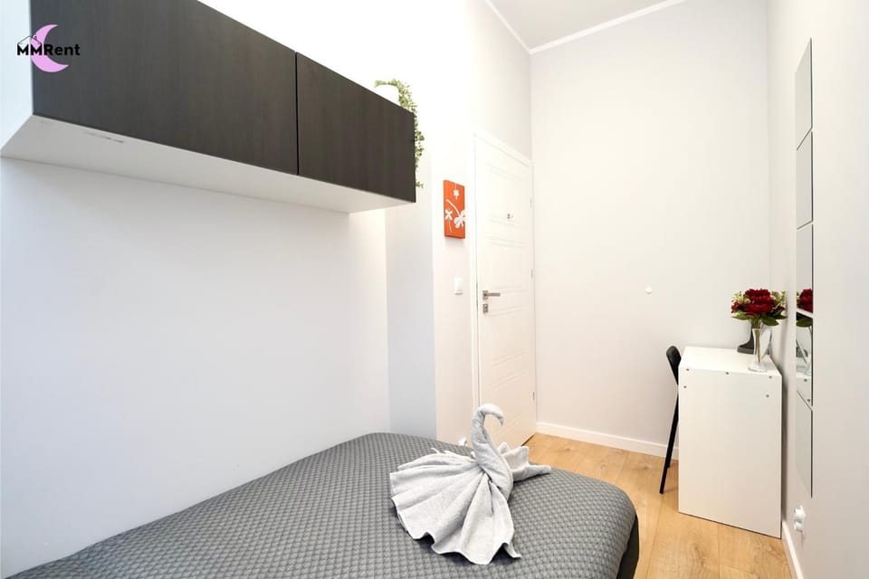 Bed, Photo of the whole room, towels
