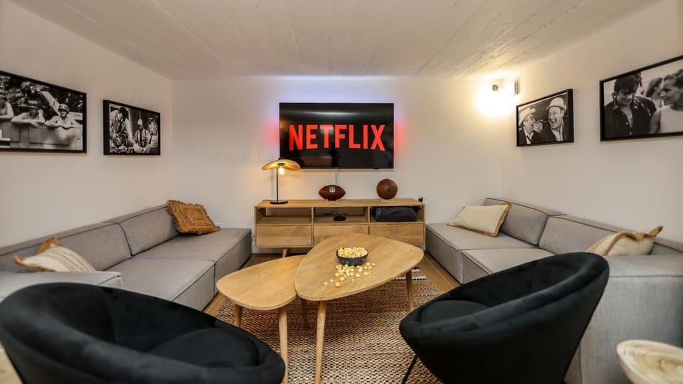 TV and multimedia, Seating area, Evening entertainment