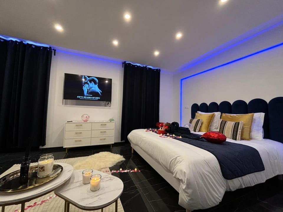Communal lounge/ TV room, Bed, TV and multimedia, Living room, Photo of the whole room, Seating area, Evening entertainment, Bedroom