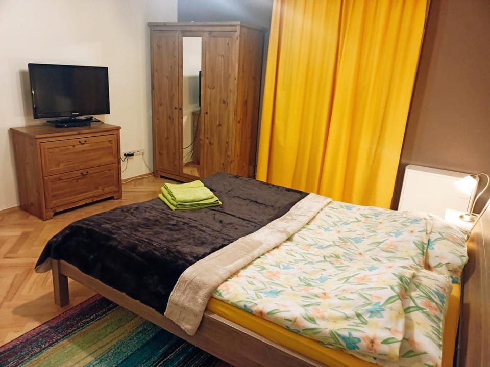 Bed, TV and multimedia, Bedroom, wardrobe