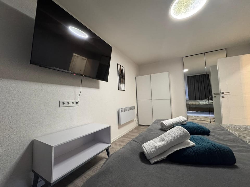 Bed, TV and multimedia, Photo of the whole room, Bedroom, towels, wardrobe