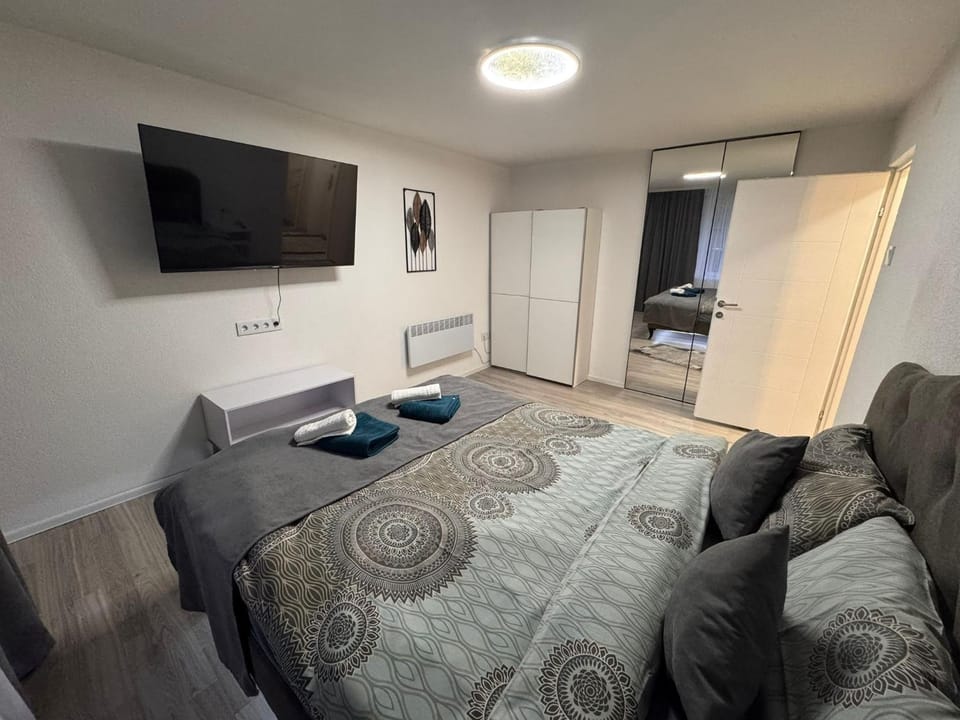 Bed, TV and multimedia, Photo of the whole room, Evening entertainment, Bedroom