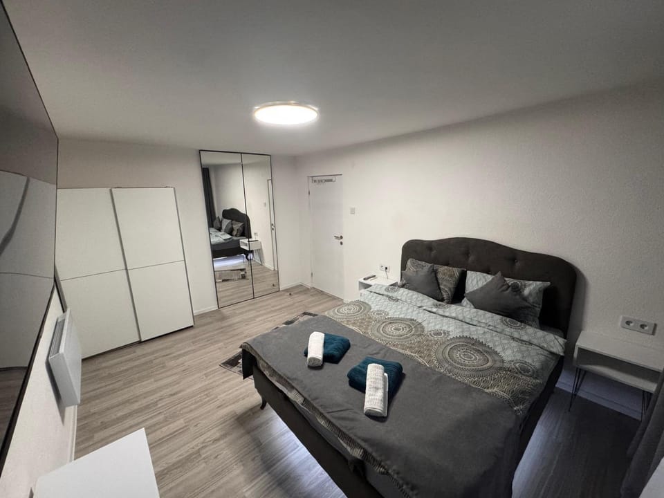 Bed, TV and multimedia, Photo of the whole room, Bedroom, wardrobe