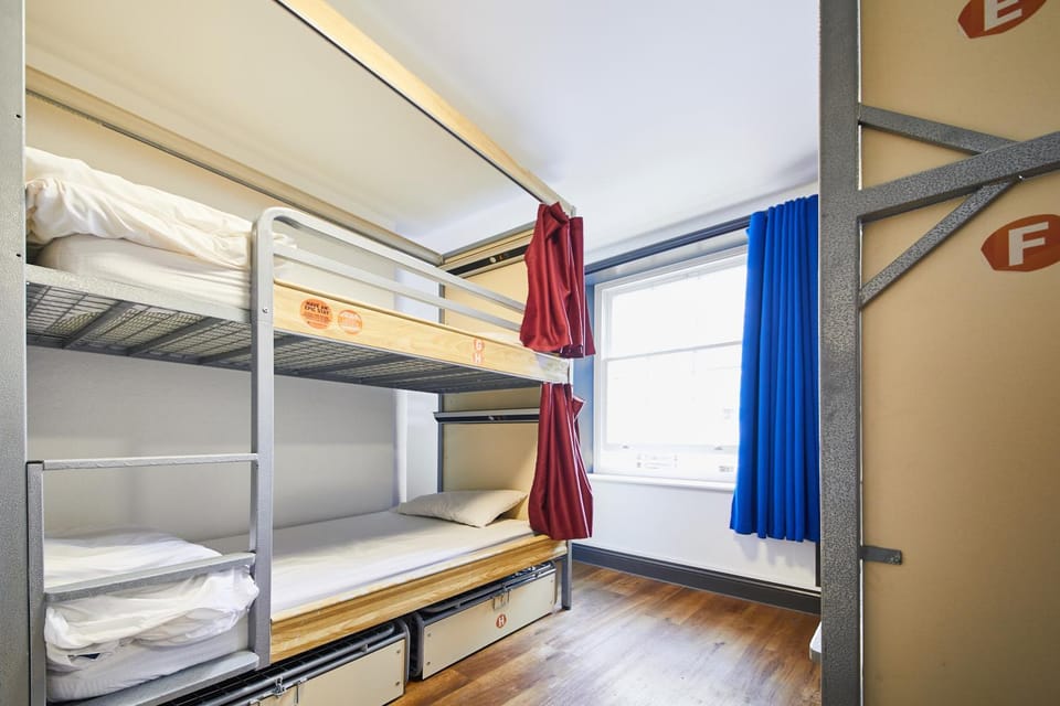 Bedroom, bunk bed