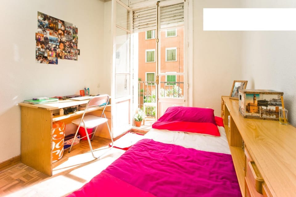 Bed, Photo of the whole room, Seating area, Bedroom