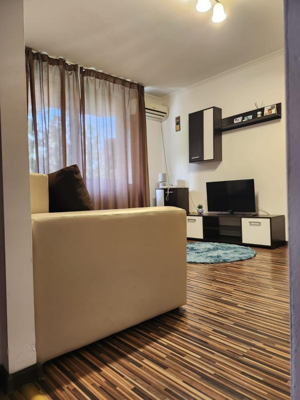 TV and multimedia, Living room, Seating area, Evening entertainment