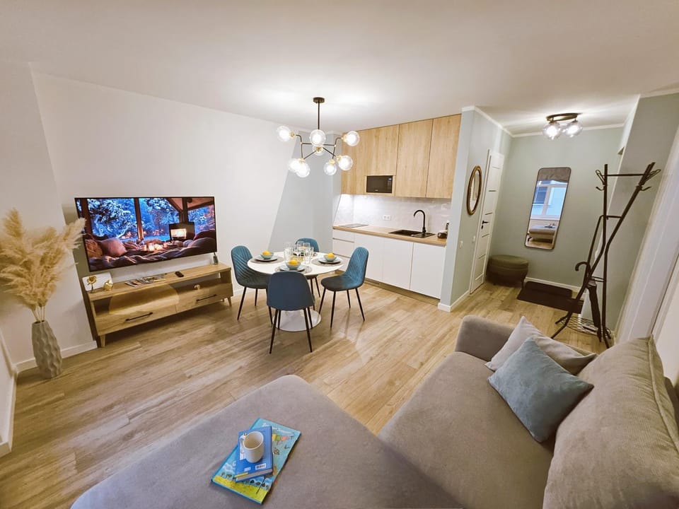 TV and multimedia, Kitchen or kitchenette, Living room, Seating area, Dining area