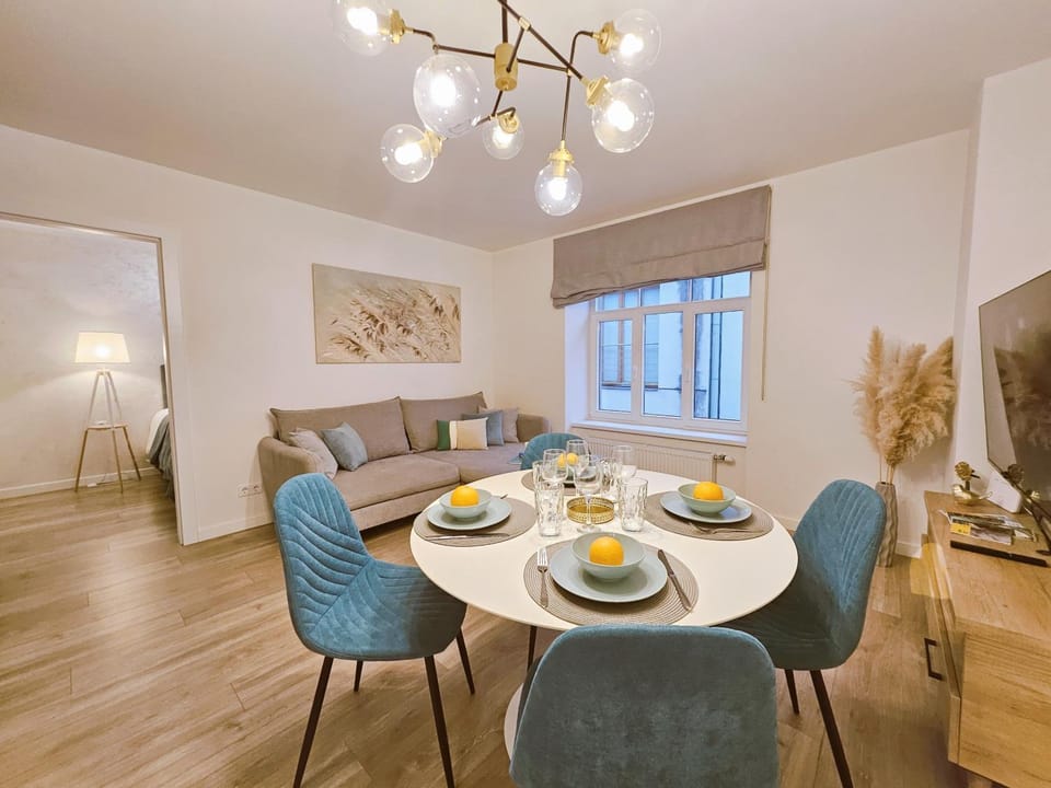 TV and multimedia, Living room, Seating area, Dining area