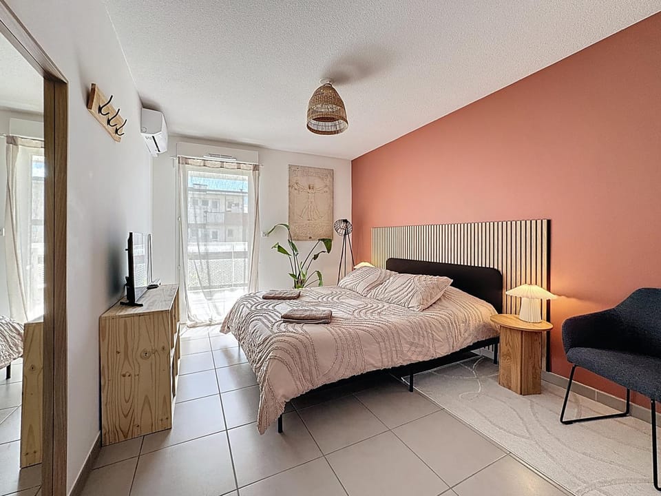 Patio, Bed, TV and multimedia, Photo of the whole room, cot, storage, air conditioner