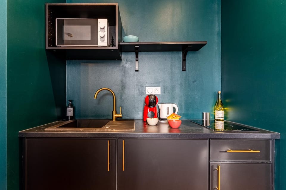 Coffee/tea facilities, Kitchen or kitchenette, stove