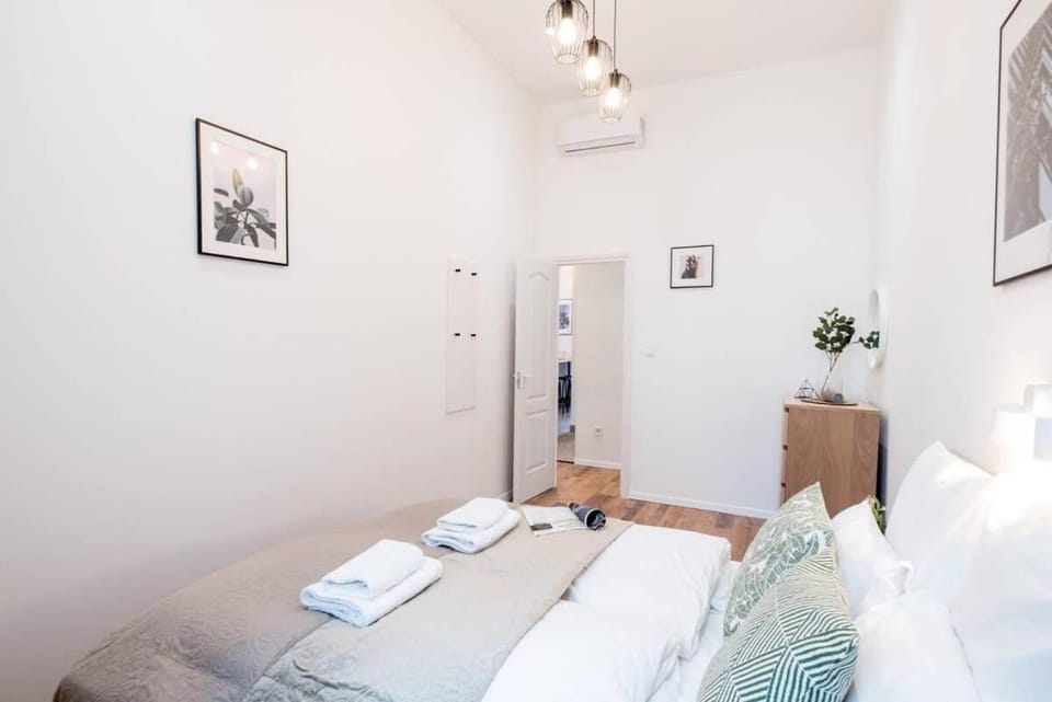 Super central new and modern AirCon home House in Budapest