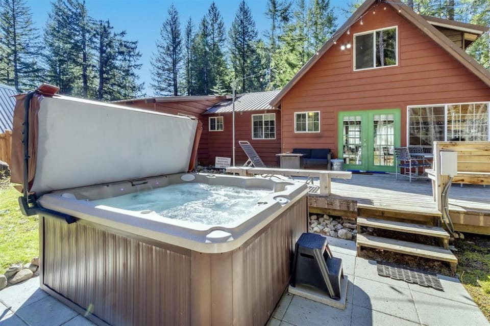 Cabin at the Forest Edge | Hot tub, pet friendly Cabin in Washington