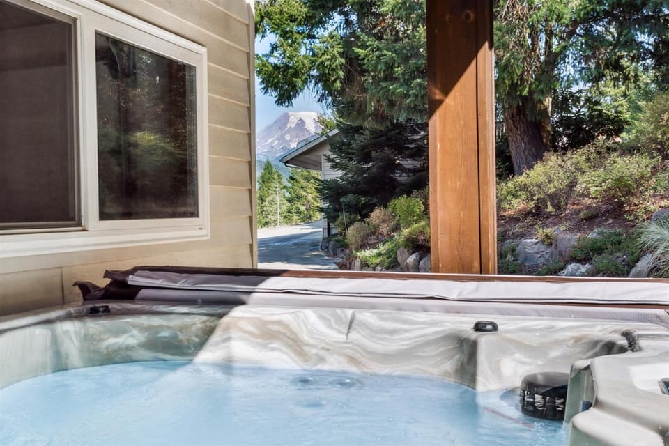 AlpenChalet | Rainier View, Hot tub, Wifi, BBQ House in Washington