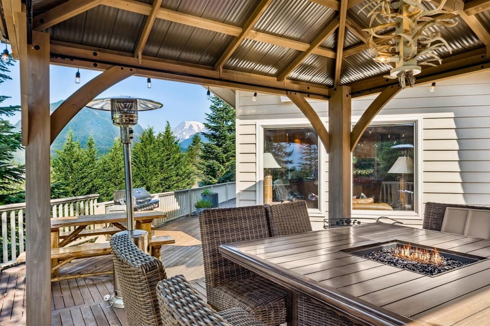 AlpenChalet | Rainier View, Hot tub, Wifi, BBQ House in Washington