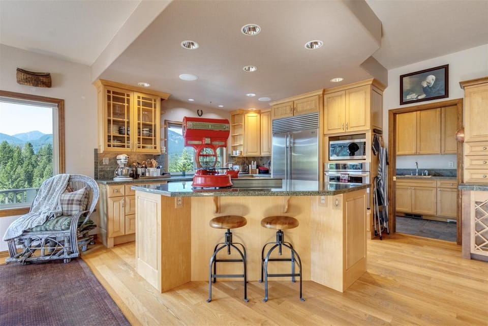 AlpenChalet | Rainier View, Hot tub, Wifi, BBQ House in Washington