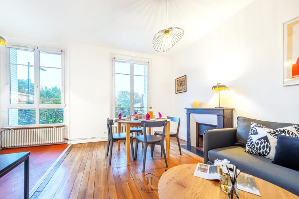 Living room, Seating area, Dining area, internet