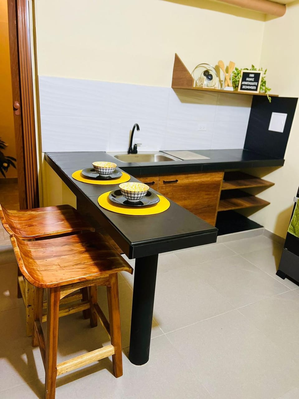 Kitchen or kitchenette, Dining area