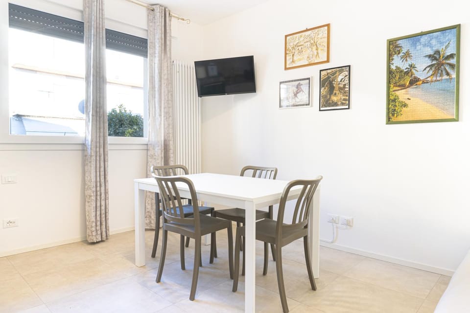 TV and multimedia, Living room, Seating area, Dining area