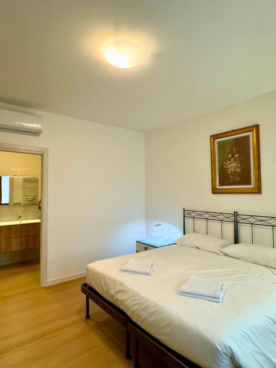 Bed, Bathroom, Photo of the whole room, Bedroom