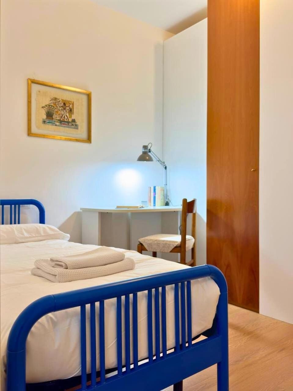 Bed, Photo of the whole room, Seating area, Bedroom