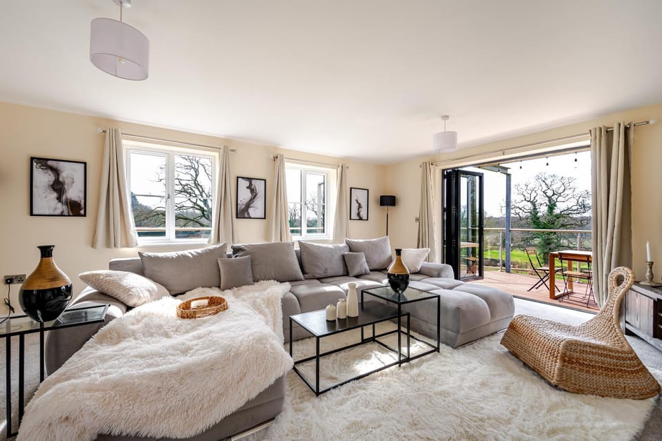 Living room, group of guests, fireplace