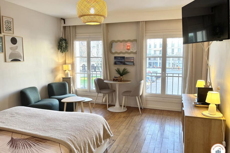 Bed, TV and multimedia, Seating area, Bedroom