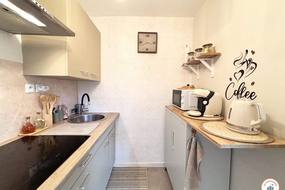 Coffee/tea facilities, Kitchen or kitchenette, stove
