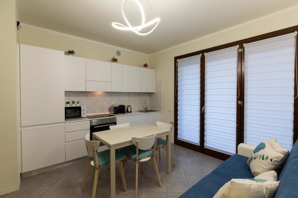Kitchen or kitchenette, Seating area, Dining area