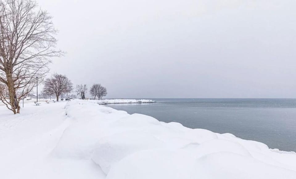 Sunrise and Bayview with SNOW SHOES, WATERCRAFTS , BIKES Apartment in Meaford