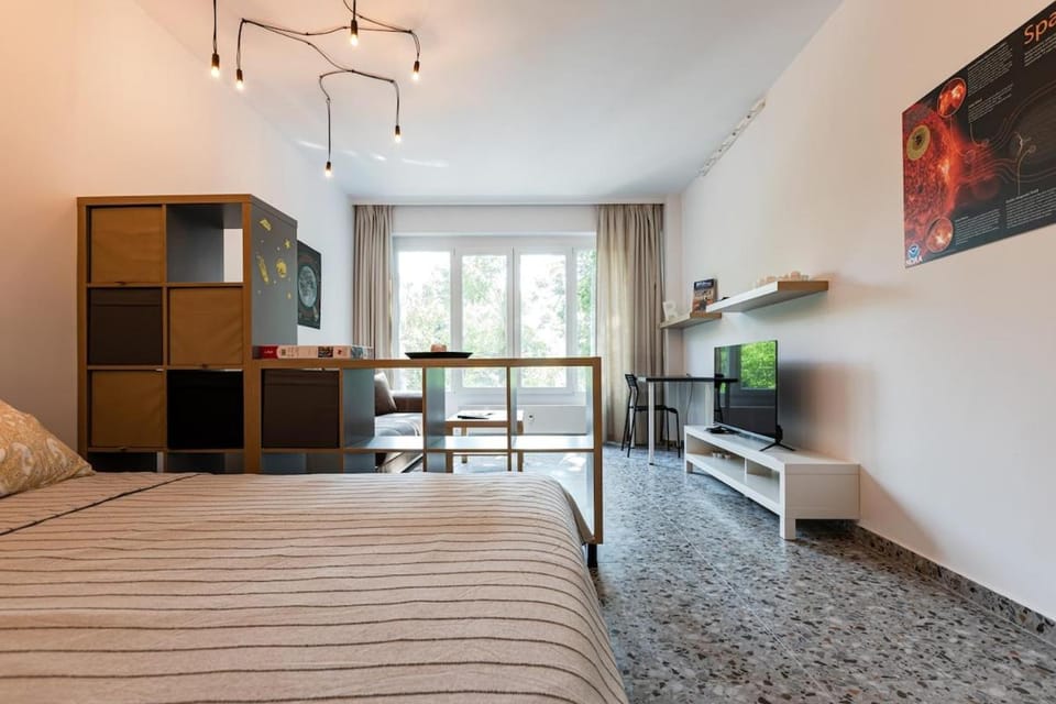 Bed, TV and multimedia, Living room, Photo of the whole room, Evening entertainment, Bedroom