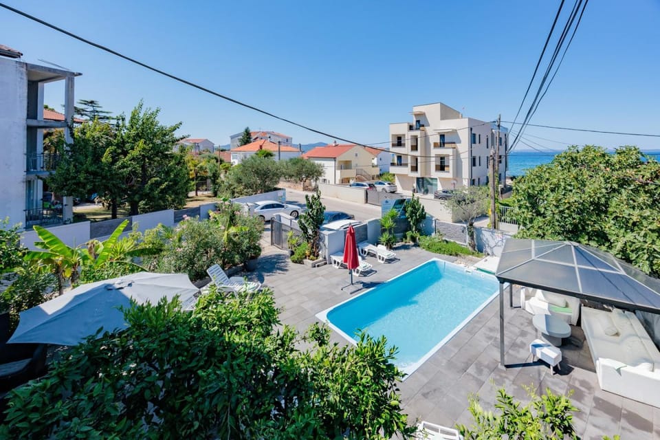 Property building, Day, Neighbourhood, Natural landscape, Bird's eye view, City view, Pool view, Sea view, Street view, Swimming pool, Location, Parking