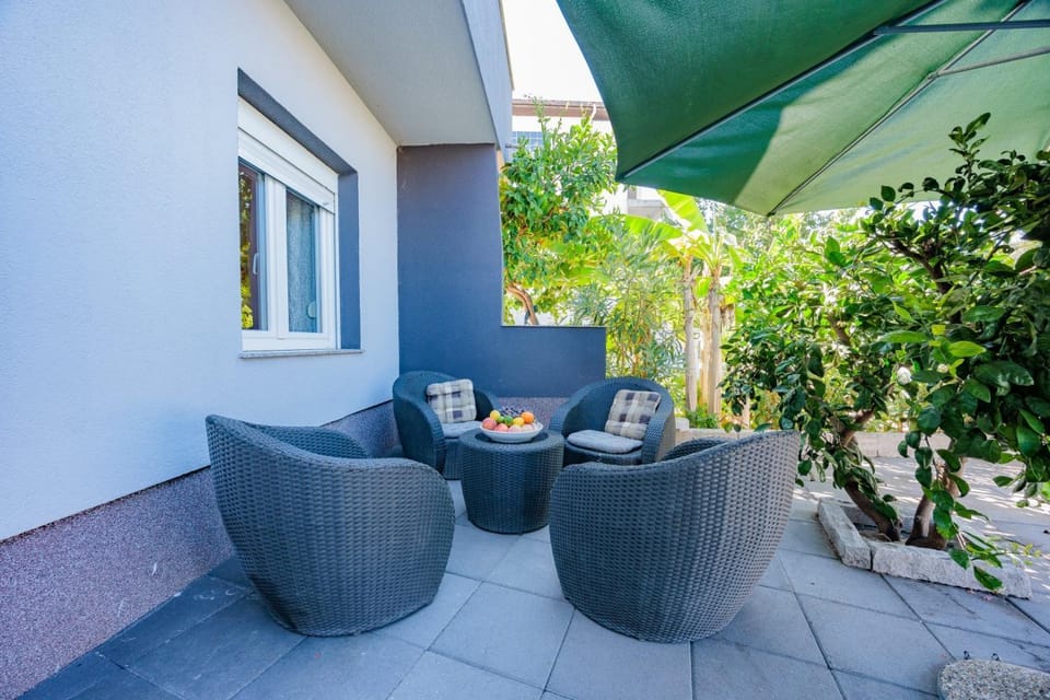 Patio, Day, Garden, View (from property/room), Balcony/Terrace, Living room, Seating area, Garden view