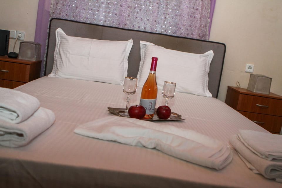 Bed, Food and drinks, Photo of the whole room, Bedroom, Food, Drinks, towels