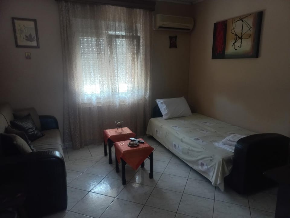 Bed, Living room, Photo of the whole room, Seating area, Bedroom, towels