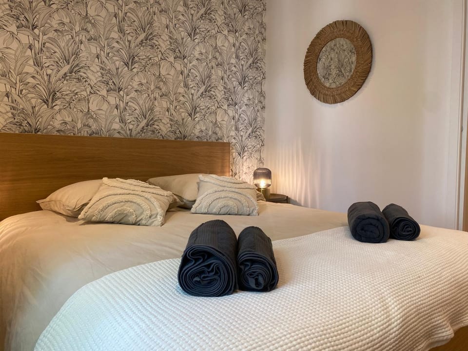 Bed, towels