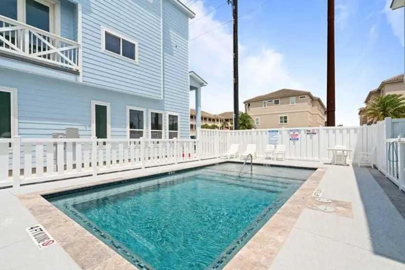 Latitude Adjustment Walk to Beach Newly Built House in North Padre Island