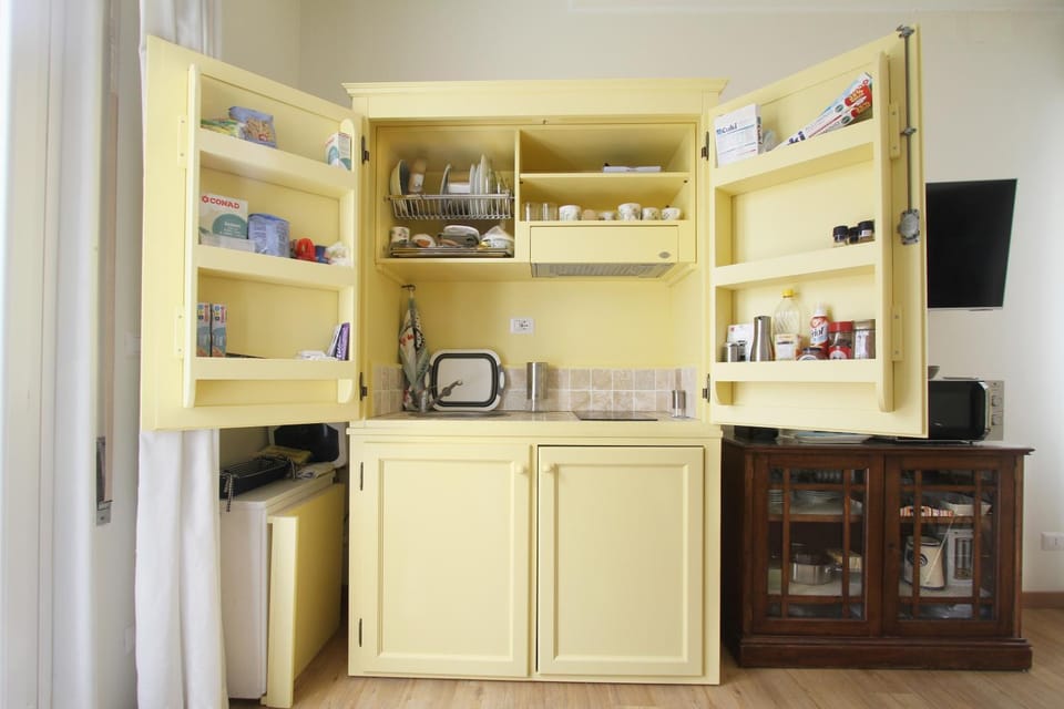Coffee/tea facilities, Kitchen or kitchenette, microwave, stove