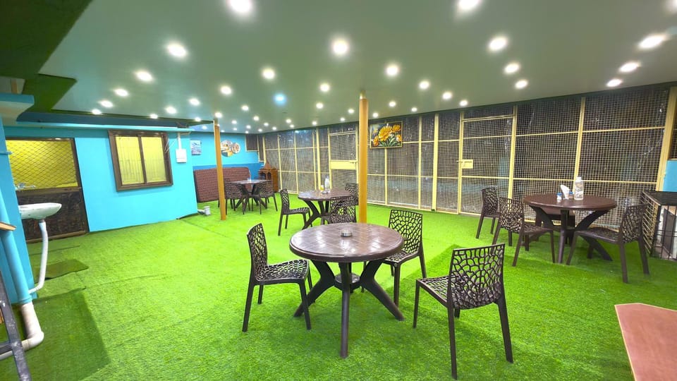 Restaurant/places to eat, Seating area